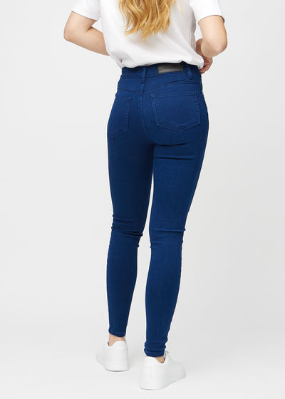 Mørkeblå skinny jeans set bagfra, så man kan se hele produktet.