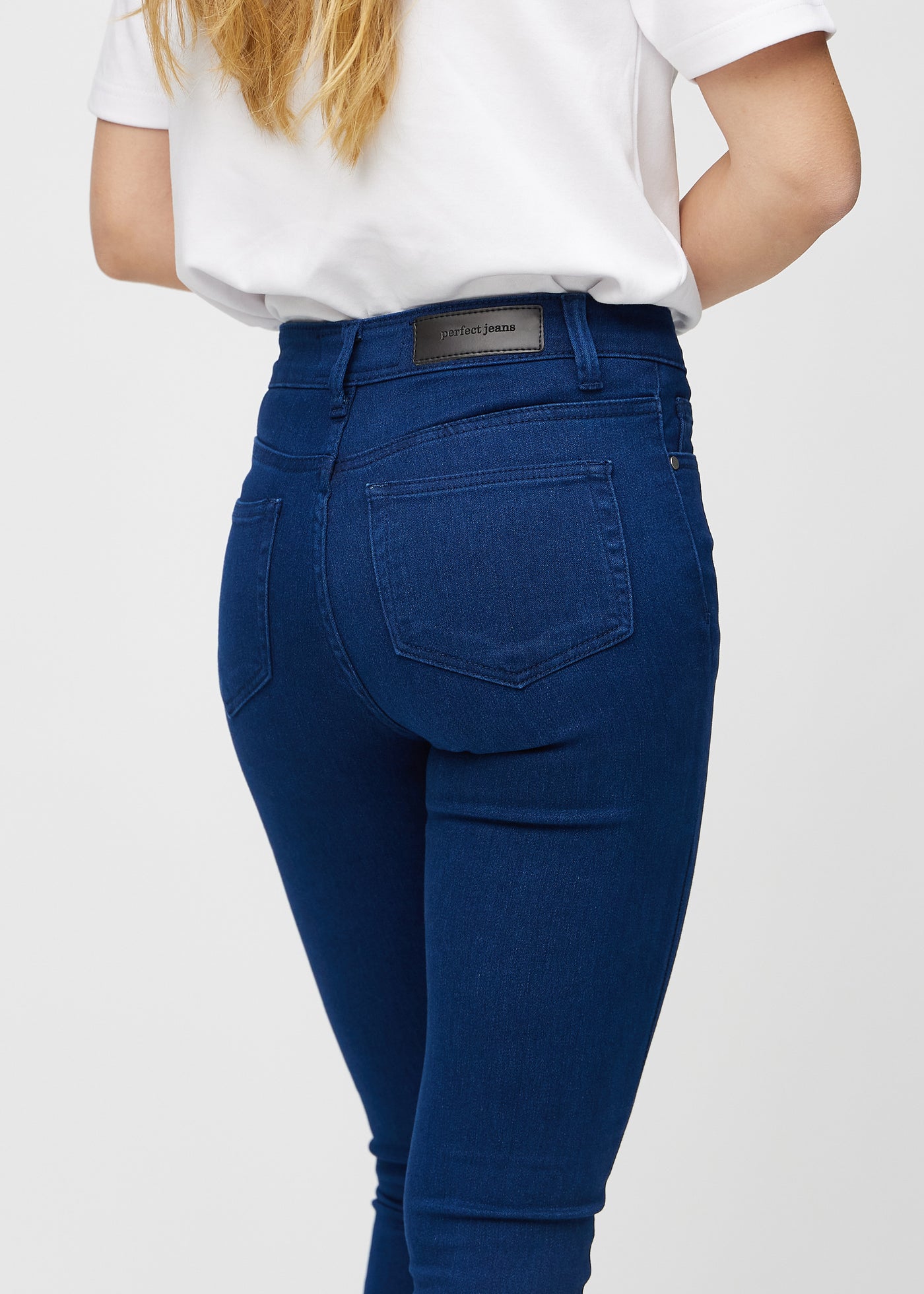 Mørkeblå skinny jeans set bagfra tæt på for at vise detaljer.